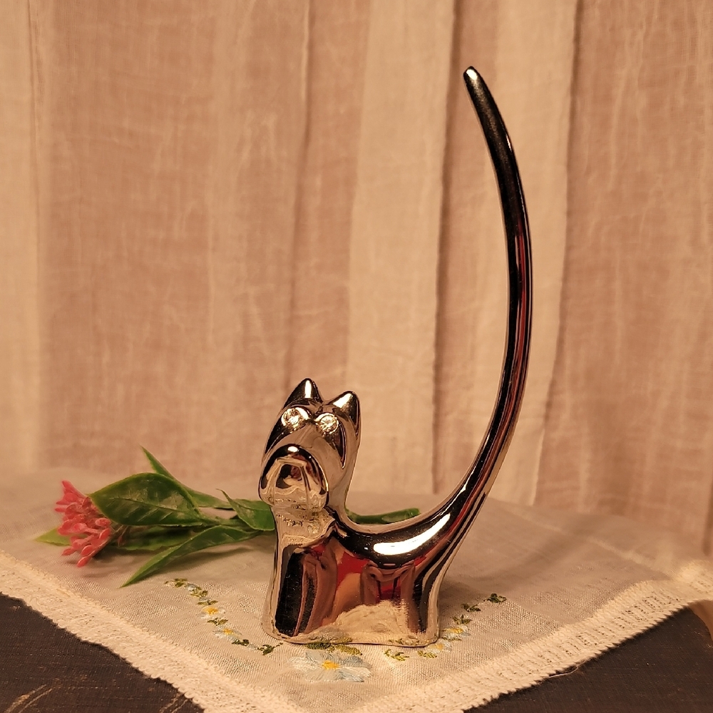 Silver Cat Figurine with Curved Tail and Sleek Design